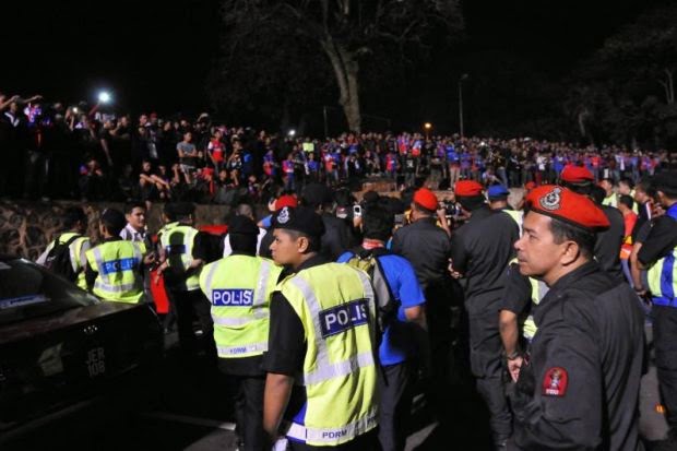 Gambar Kekecohan Penyokong Selepas Perlawanan JDT Lawan Pahang 5 Mei 2014